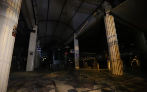 Velas encendidas podrían haber sido la causa del incendio en el Mercado Central de Guayaquil.