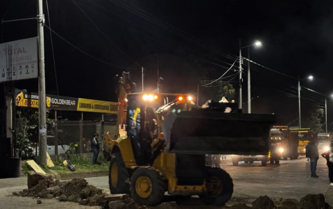 Productores y comerciantes retoman actividades con la reapertura de la vía Loja–Cuenca en Saraguro.
