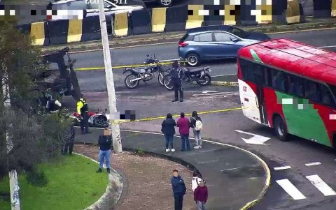 El ECU 911 informó que el conductor del bus huyó del sitio del accidente, en donde dos personas fallecieron.