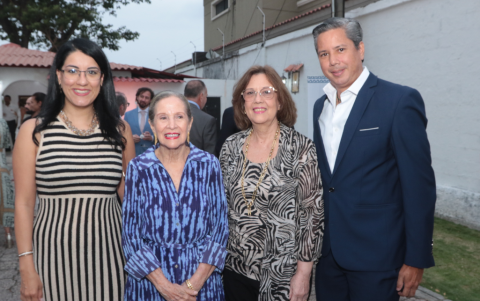 Gilda Alcívar, Patricia de Alvarado, Ana María de Ching y Alejandro Ching.