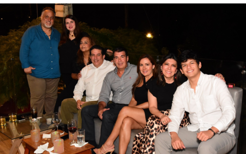 Gabriel Coello, Diana Buenaño de Coello, Ana María San Lucas de González, Renato González, Gabriel Drouet, Ericka Villacís de Drouet, Narda Drouet de Ullauri y Mathias Ullauri.