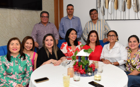 Enrique Reyes, Giovanni Ciccarone y Raul Ortega, Connie Man Hing, Karina Álava de Alarcón, Mayra Sánchez de Reyes, Alexandra Villacís de Ciccarone, Elizabeth Díaz de Ortega, Martha Salazar e Inés Hernández .
