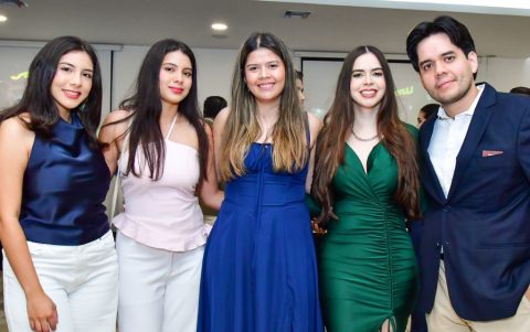 Paula y María Gracia Macías acompañadas por Emma, María y Carlos González.