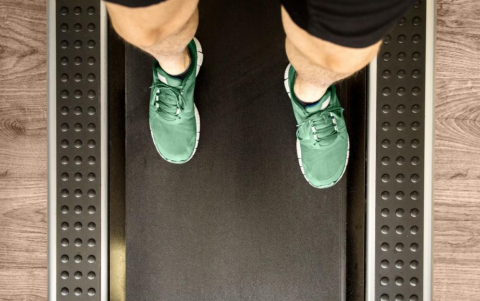 El retro-walking obliga al cerebro a concentrarse y activar áreas relacionadas con la lógica y la toma de decisiones, mejorando la función cognitiva.