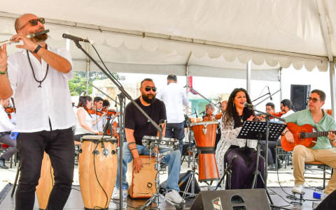 Participaron los españoles Óscar de Manuel (flauta), Lolo Plantón (percusión y guitarra) y la cantaora Rocío Segura.