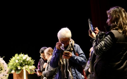 Cientos de personas formaron filas para despedirse de la cantante, llevando rosas y flores a la Casa de las Culturas.