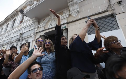 Cuando el ataúd fue trasladado hacia la Basílica del Voto Nacional, la multitud hizo un espontáneo paso de honor