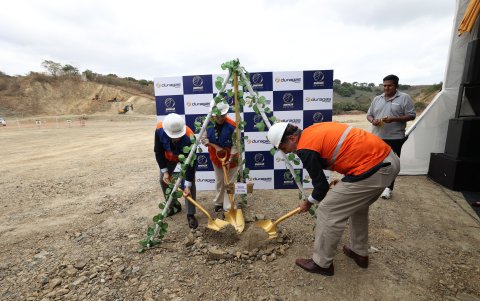 Ponen la primera piedra en la nueva planta de Duragas en Petrillo.
