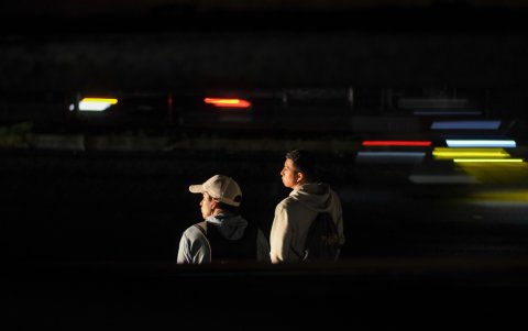Los usuarios permanecen cerca de la vía, prefieren no ir más atrás. En la zona hay un puente peatonal y alrededor maleza.