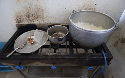 En estas condiciones preparaban los alimentos las personas en el centro de rehabilitación clandestino en Bellavista de Calderón.