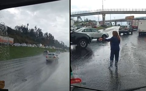 Los vehículos circularon en contravía en la av. Panamericana Sur y hubo personas que controlaron el paso ante el bloqueo por la inundación.