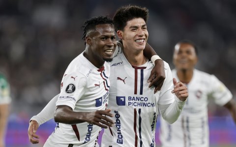 Leonel Quiñónez y Gabriel Villamil en el festejo del primer gol de Liga de Quito ante Palmeiras.