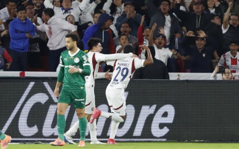 Ramírez y Villamil en el festejo junto a su hinchada.