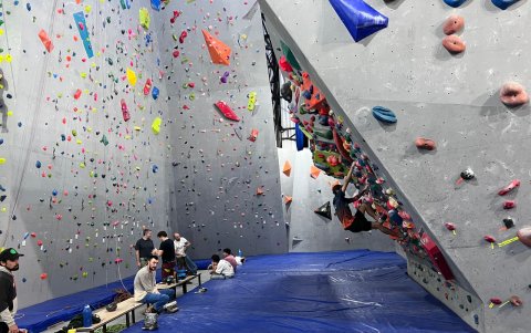 La opción de escalada vertical en altura es una de las más requeridas y se ofrece en varios gimnasios.