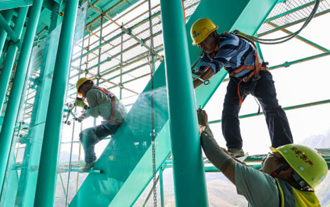 En la construcción se requirió el uso de tecnologías avanzadas de cimentación para anclar las torres en la profunda topografía kárstica de Guizhou, garantizando resistencia estructural y antisísmica.