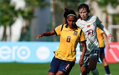 Una jugadora de Ecuador disputa el balón con una futbolista de China.