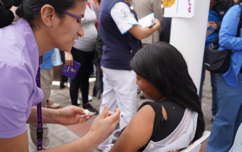 La vacuna será aplicada de forma gratuita a mujeres embarazadas entre las semanas 20 y 36 de gestación.