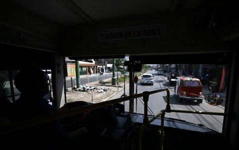 El conductor de la empresa Santa Catalina, David (48), conduce su autobús en el distrito de San Juan de Lurigancho, al este de Lima, el 21 de octubre de 2025.