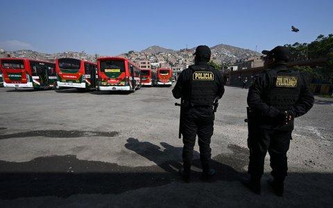 Agentes de policía vigilan la estación de autobuses de Santa Catalina, que ha sido blanco de hasta cinco bandas criminales, en el distrito de San Juan de Lurigancho, al este de Lima.
