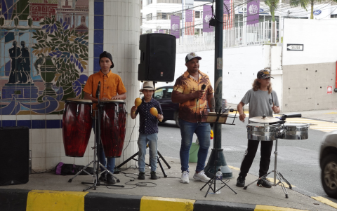 Iván López y sus hijos conforman la agrupación musical Family Sound.