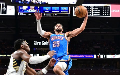 Mitchell definiendo una volcada ante los ojos de los asistentes al Okc Thunders vs Indiana Pacers