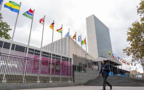 Una persona camina frente a la sede de la Organización de las Naciones Unidas (ONU) este lunes, en Nueva York (Estados Unidos).