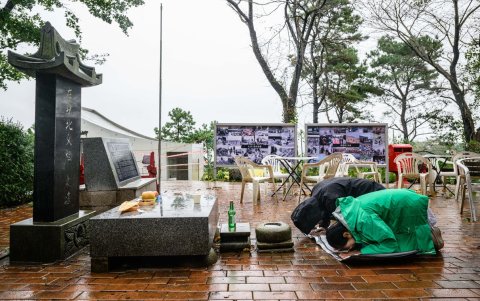 Dos desplazados norcoreano que viven en Corea del Sur, se postran frente a un altar con fruta y un pescado seco como ofrenda durante la festividad familiar de Chuseok