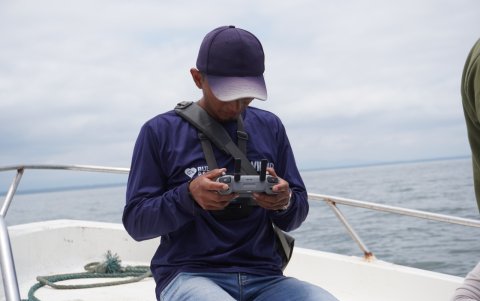 Los jóvenes de comunidades aprenden a usar drones para vigilar el manglar