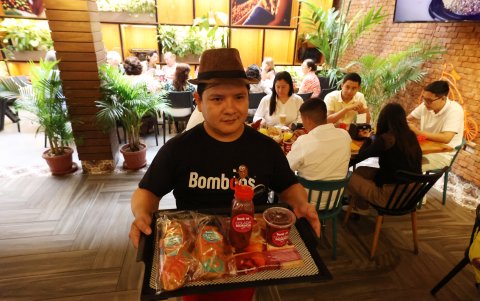 Grupos de amigos se reúnen en Bombons Coffee Shop para disfrutar de la colada morada con guagua.