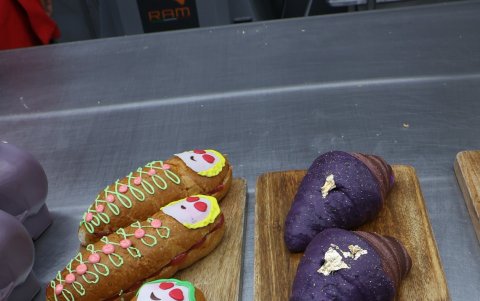 En la Panadería Erick a la izquierda la guagua con diferentes rellenos y a la derecha un croissant relleno de colada morada.