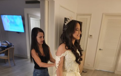 Durante las pruebas con sus clientas.