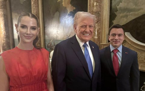 Daniel Noboa junto a Donald Trump en la casa de este último en La Florida.