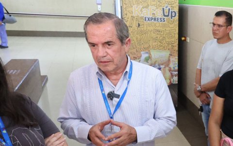 El asambleísta Ricardo Patiño, de la Revolución Ciudadana, acompañó a las familias durante la diligencia en el hospital Icaza Bustamante