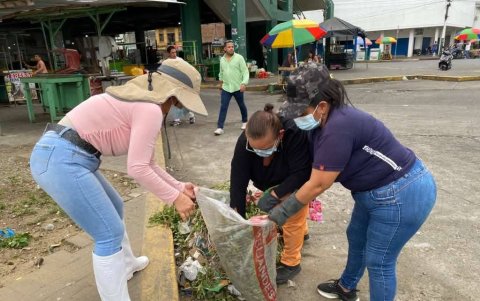 En la zona, el corazón de la ciudad, se realizan constantes mingas de limpieza, pero los malos olores persisten.