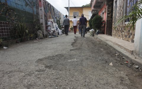 Calles en mal estado son el paisaje diario.