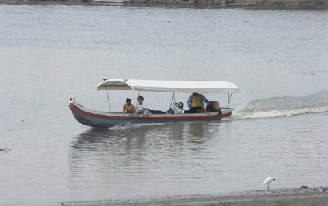 Transportación fluvial en el sector.