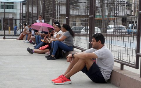 Padres de familia acompañan a sus hijos a las canchas de sus barrios.
