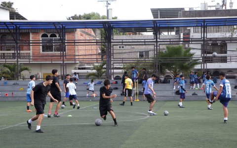 Escuela de fútbol en la ciudadela Simón Bolívar, norte de Guayaquil.