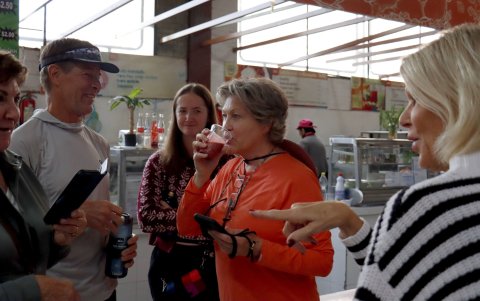 Curiosidad. Una visitante se animó a probar un jugo de mora en el mercado San Francisco.