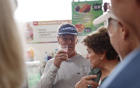 Mercado. Los turistas visitan el puesto de Rosa Lagla, hierbatera. Ella les enseña sobre las limpias.