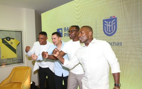 Johvani (con lentes) junto  exjugadores que hicieron historia en la Tricolor como Cleber Chalá (i), Luis Fernando Saritama y Néicer Reasco.