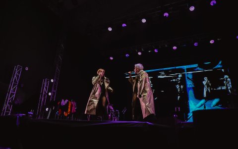 Efectos visuales y estética Y2K marcaron el regreso de Miranda! a los escenarios ecuatorianos.