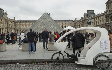 Tres días estuvo cerrado el museo del Louvre, en París, tras el robo histórico.