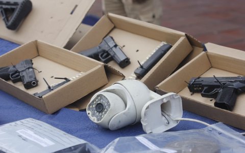 Una cámara de videovigilancia estaba entre los objetos decomisados.