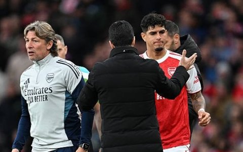 Mikel Arteta fue a saludar a Hincapié concluido el partido ante el Palace.