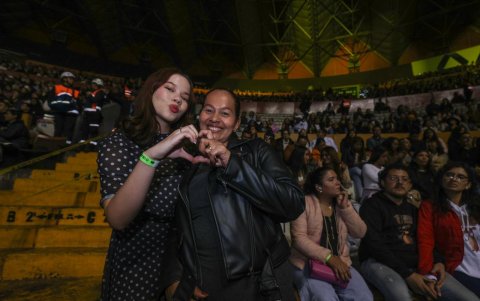 Jacinta Cabezas y Doménica Jiménez, madre e hija, llegaron desde Milagro para corear los grandes éxitos de la banda mexicana Camila.
