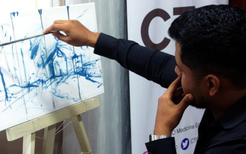 El artista Dennys Navas, presentó en vivo su poema plasmado en un cuadro de pintura.