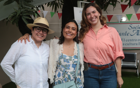 Marcia Sig-Tú, Cristina Lira y Patty Borja.