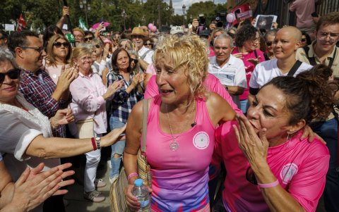 La presidenta de la Asociación Amama, Ángela Claverol (c), durante la concentración