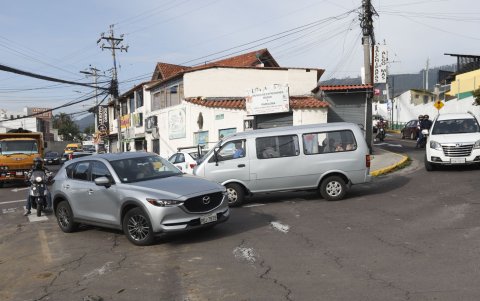 Problema. La falta de señalización genera problemas en el tránsito en San Juan de Cumbayá.